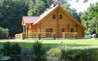 Holzhaus-Rundbohlen-Rundbalken-Ferienhaus