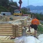 Holzhaus-Rundbohlen-Rundbalken-zweischalig-doppelwand-duo1