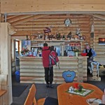 Holzhaus-Rundbohlen-Rundbalken-Wohnhaus-Innen-Beer-F9