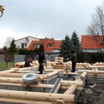 Holzhaus-Rundbohlen-Rundbalken-Wohnhaus-Aufbau-gein3_g