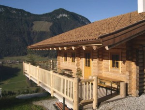 Holzhaus-Rundbohlen-Rundbalken-Wohnhaus-bpim0697