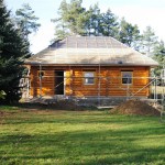 Holzhaus-Rundbohlen-Rundbalken-Wohnhaus-Aufbau-Strecke6