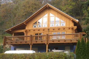 Holzhaus-Rundbohlen-Rundbalken-Wohnhaus-WB02
