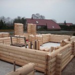 Holzhaus-Rundbohlen-Rundbalken-Wohnhaus-Aufbau-Schm2