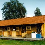 Holzhaus-Rundbohlen-Rundbalken-Tierstallung