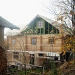 4-rundbalkenhaus-maske-aussen-rohbau-aufbau- regendicht-montiert